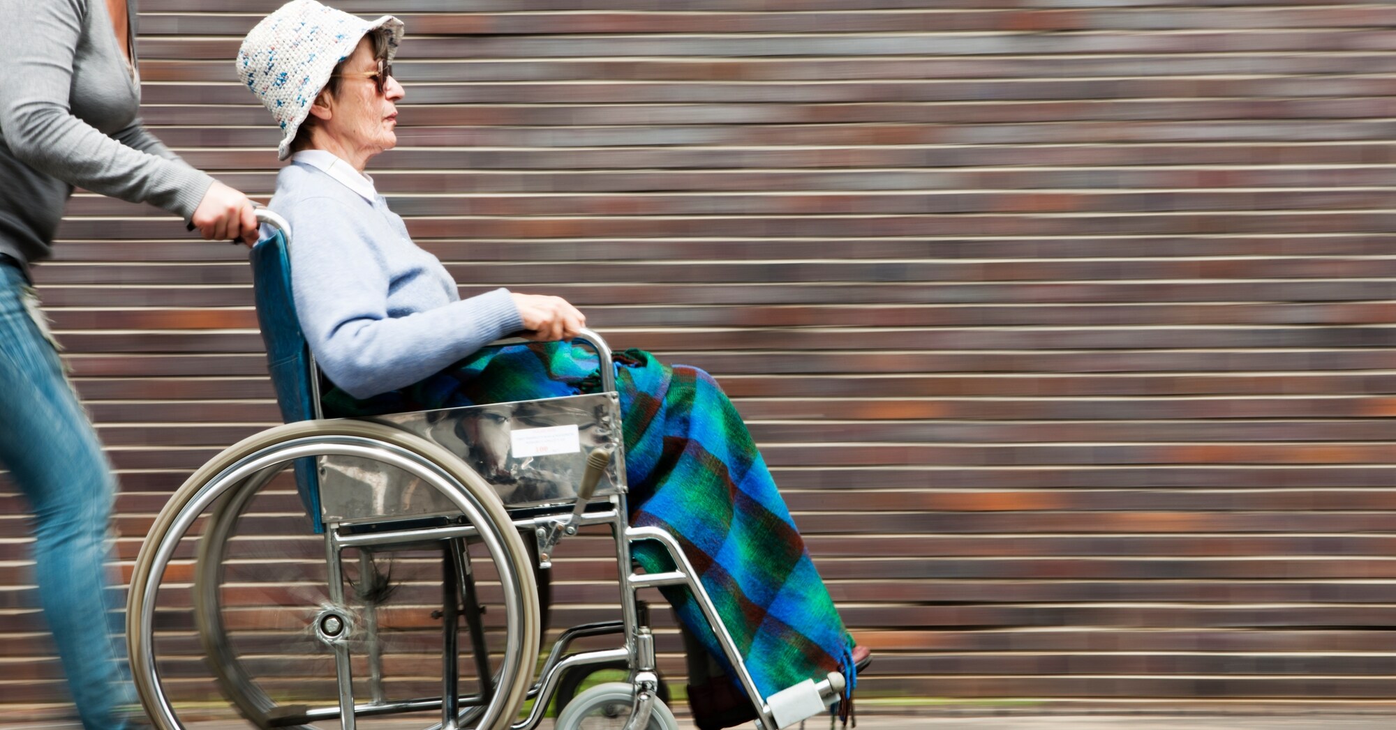 Bild: Ältere Dame im Rollstuhl