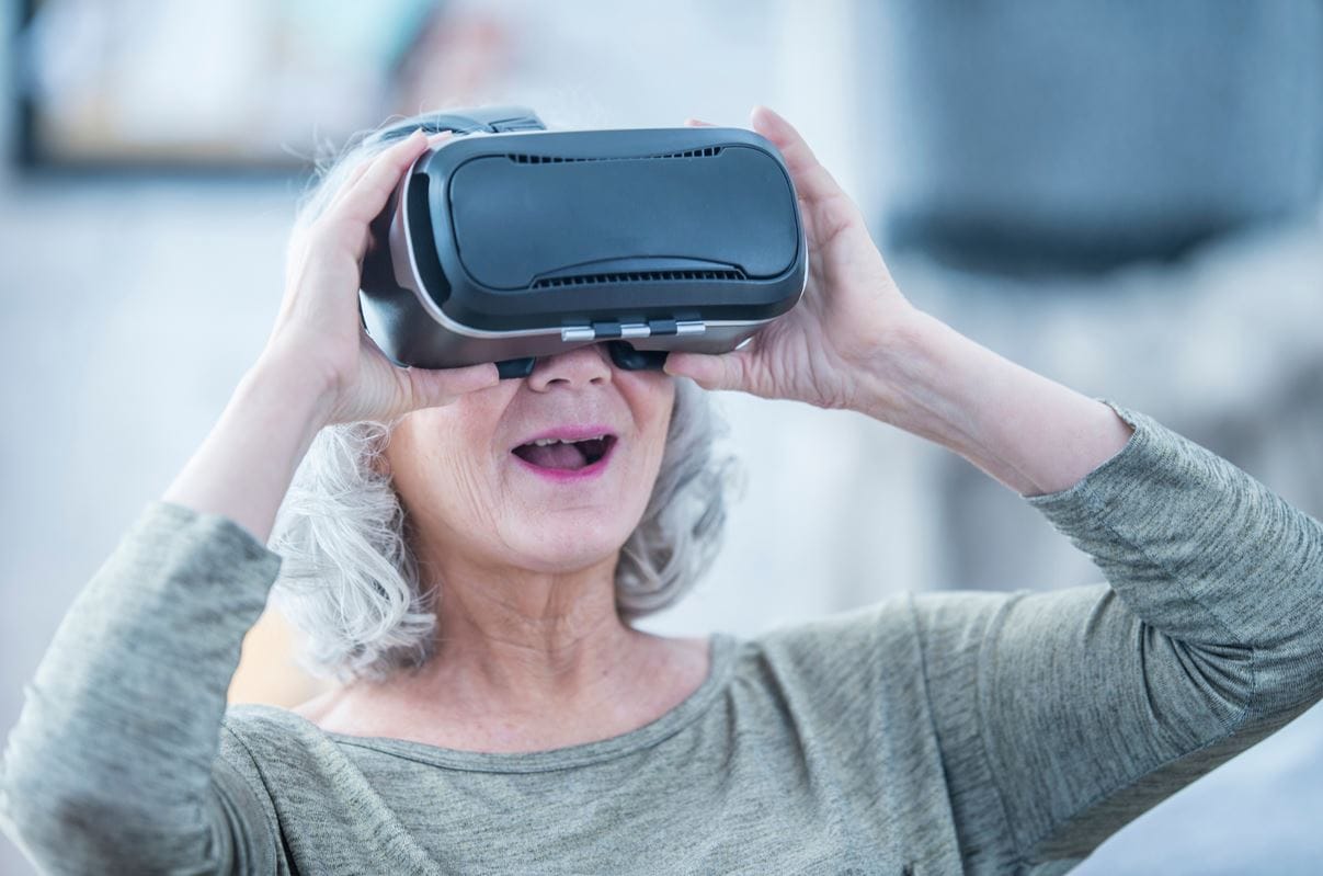 Frau benutzt AR Brille