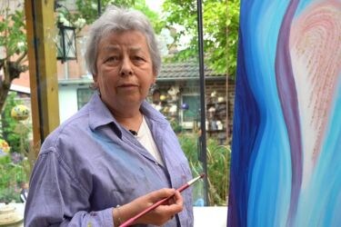 DMÖ-Patientin H. Eichhorn malt auf eine Leinwand