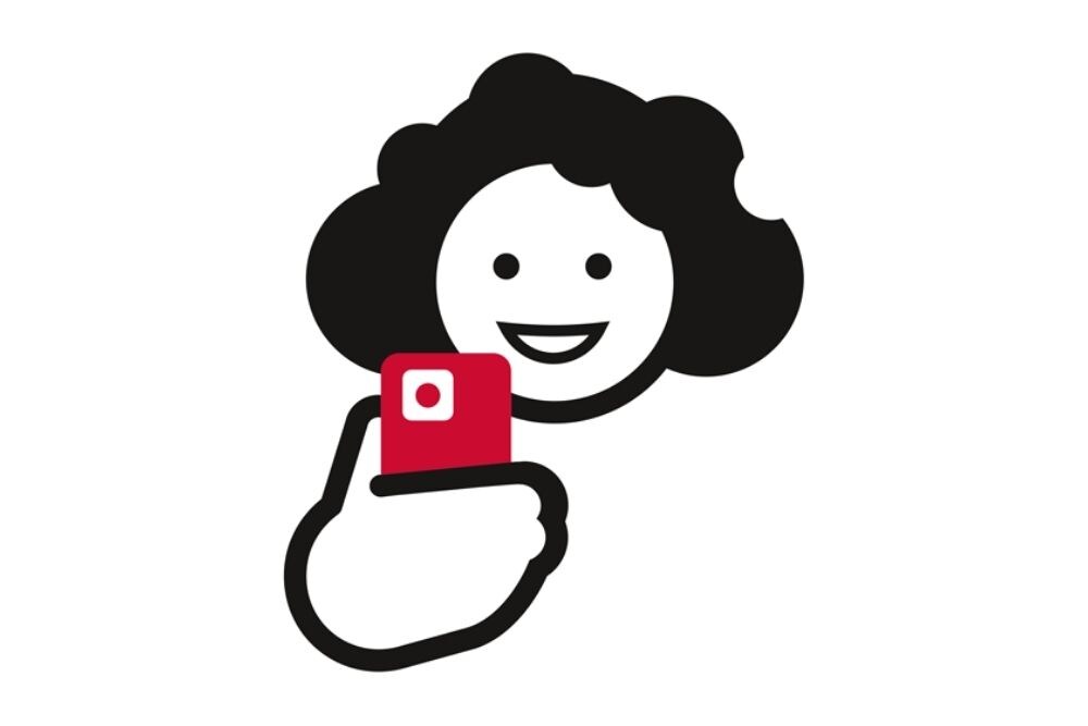 Logo Barcoo App, das eine grafische Darstellung einer schwarzhaarigen Frau enthält, die ein rotes Smartphone in der rechten Hand hält