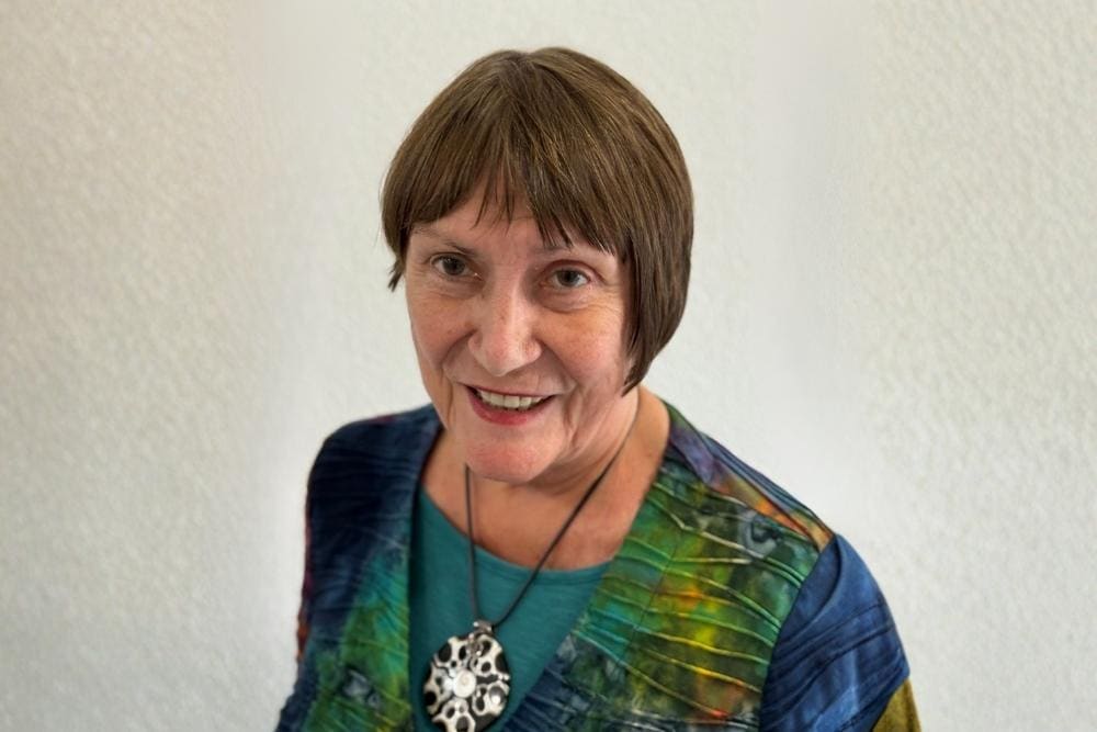 AMD-Betroffene Frau Berg lächelnd vor der Kamera