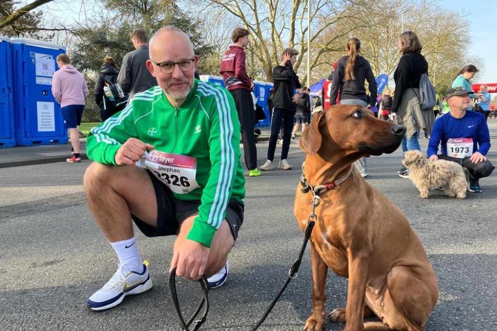 Rund um das Bayer-Kreuz 2026: Ein Läufer mit seinem Hund