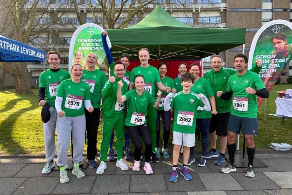 Lauf ums Bayer-Kreuz 2026: Foto von einem Bayer-Team vor Beginn des Laufs