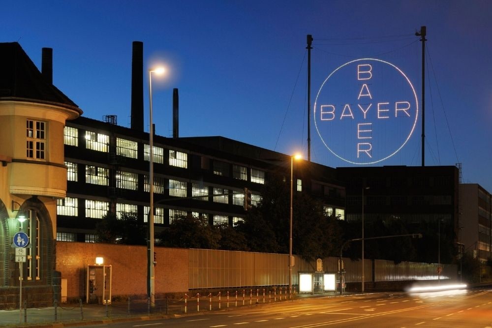 Bayer-Kreuz in Leverkusen bei Nacht