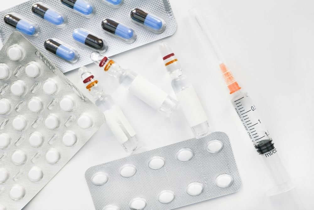 diverse Medikamente in Tabletten- und Spritzenform