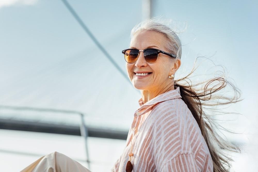 Die richtige Sonnenbrille finden: Frau mit Sonnenbrille. 
