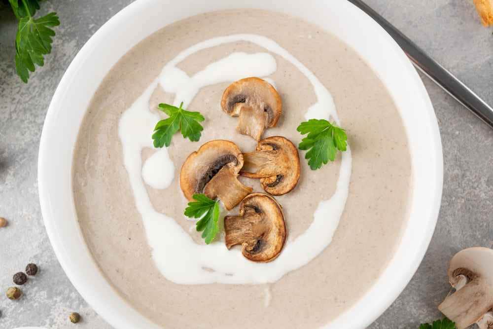 Abbildung einer Champignonsuppe in einer weißen Schüssel 1000x667px